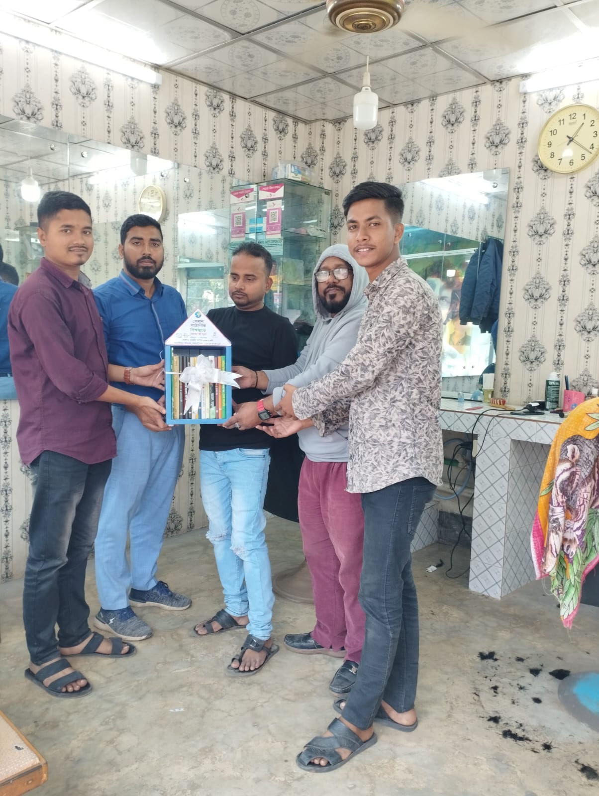 নোয়াখালীর বেগমগঞ্জে বিজয়ের মাসে “সেলুন পাঠাগার বিশ্বজুড়ে’ স্থাপন