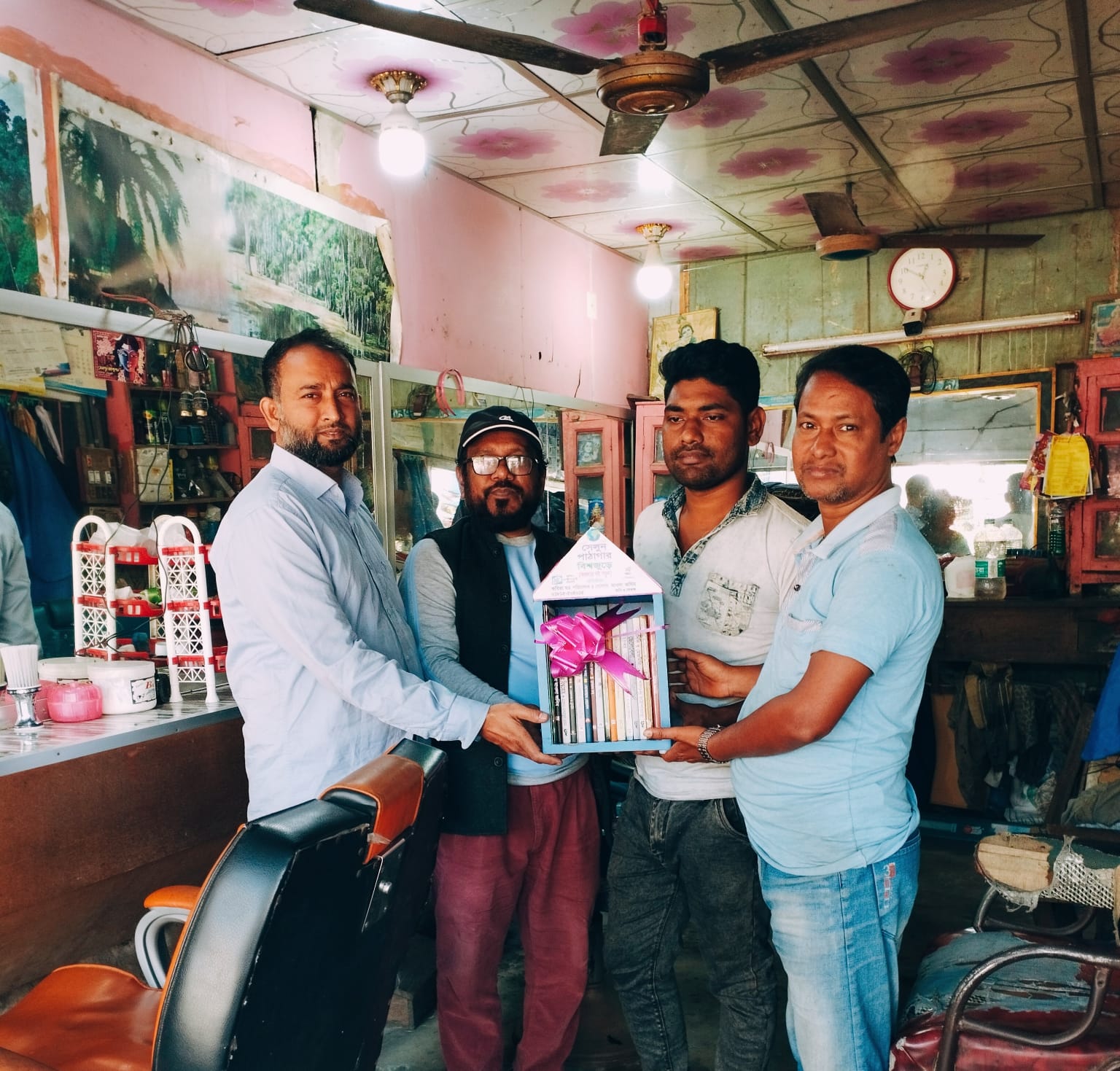 বিজয়ের মাসে নোয়াখালীতে আরো একটি সেলুনে “সেলুন পাঠাগার বিশ্বজুড়ে’র স্থাপন