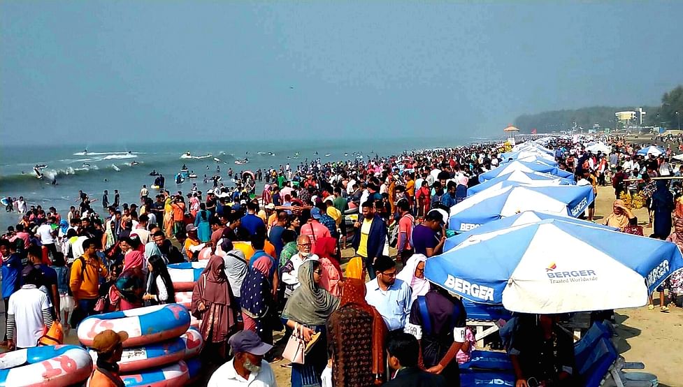 কক্সবাজার সৈকতে প্রাণ ফিরেছে