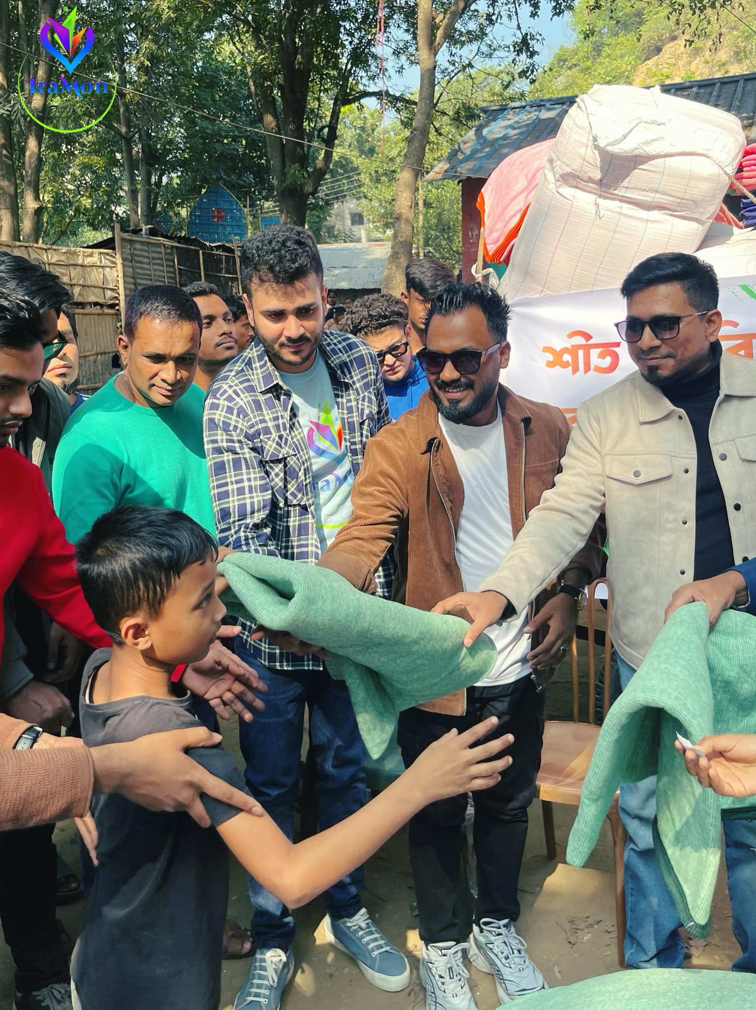 চট্টগ্রামে এসে শীতবস্ত্র বিতরণ করেছে জনপ্রিয় ডিরেক্টর অমি ও অভিনেতা পলাশ