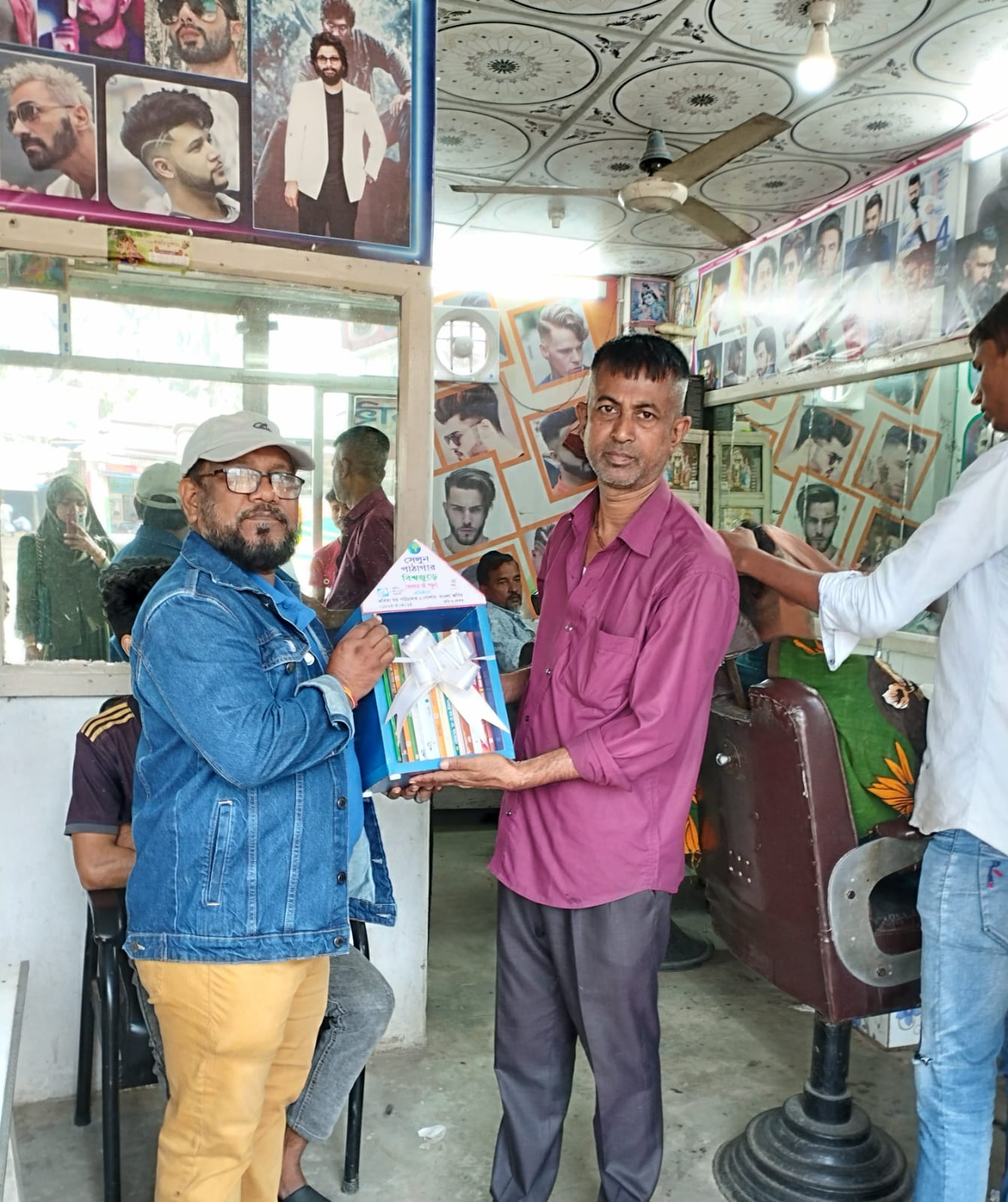 নতুন সাল উপলক্ষে নোয়াখালীর সোনাপুরে “সেলুন পাঠাগার বিশ্বজুড়ে’ স্থাপন