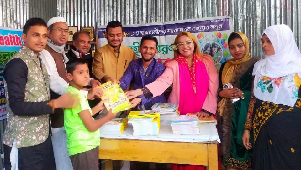 দুই টাকায় স্কুলে শিশুদের মাঝে নতুন বছরের নতুন বই বিতরণ