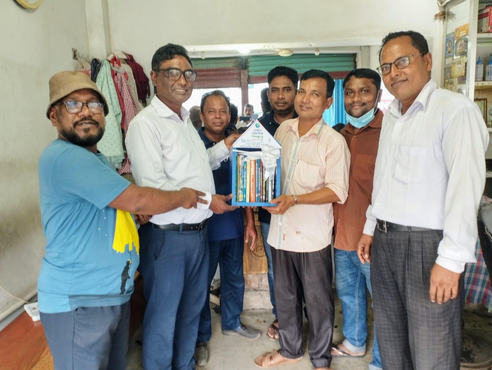 নোয়াখালীর মাইজদীতে”সেলুন পাঠাগার বিশ্বজুড়ে” স্থাপন
