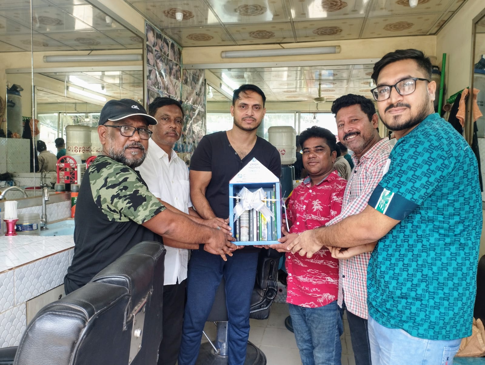 চট্টগ্রামের পাঁচলাইশে”সেলুন পাঠাগার বিশ্বজুড়ে” স্থাপন,উদ্যোগের প্রশংসা