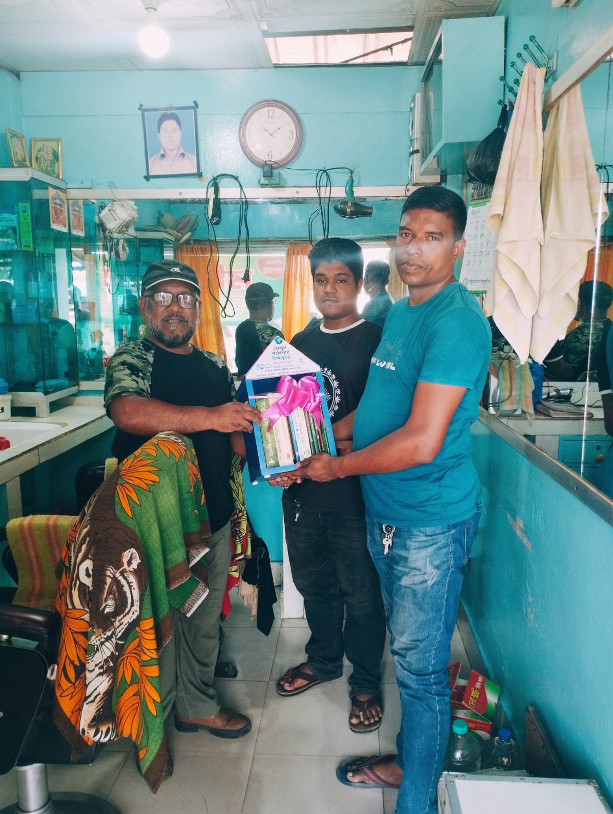 বিশ্ব বই দিবসে সীতাকুণ্ডে ‘সেলুন পাঠাগার বিশ্বজুড়ে’স্থাপন