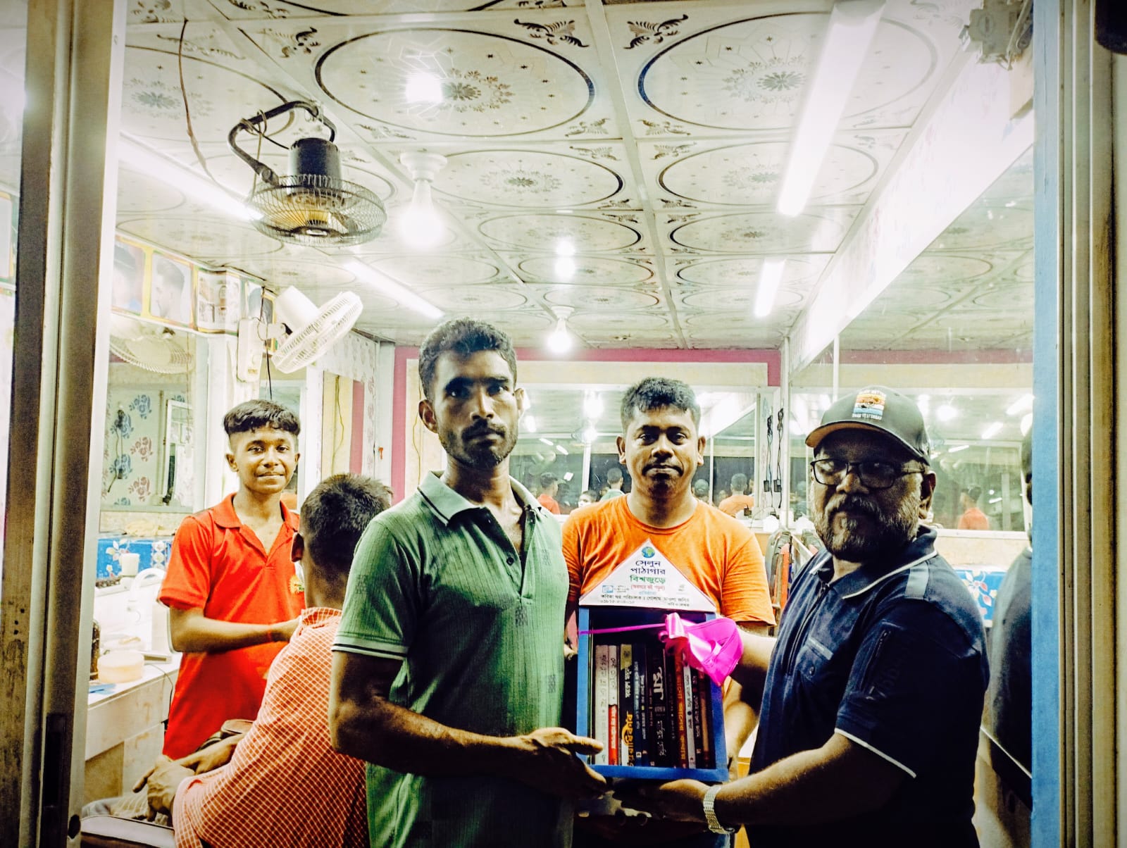 নোয়াখালীর মাইজদী কোর্টে সেলুন পাঠাগার বিশ্বজুড়ে স্থাপন