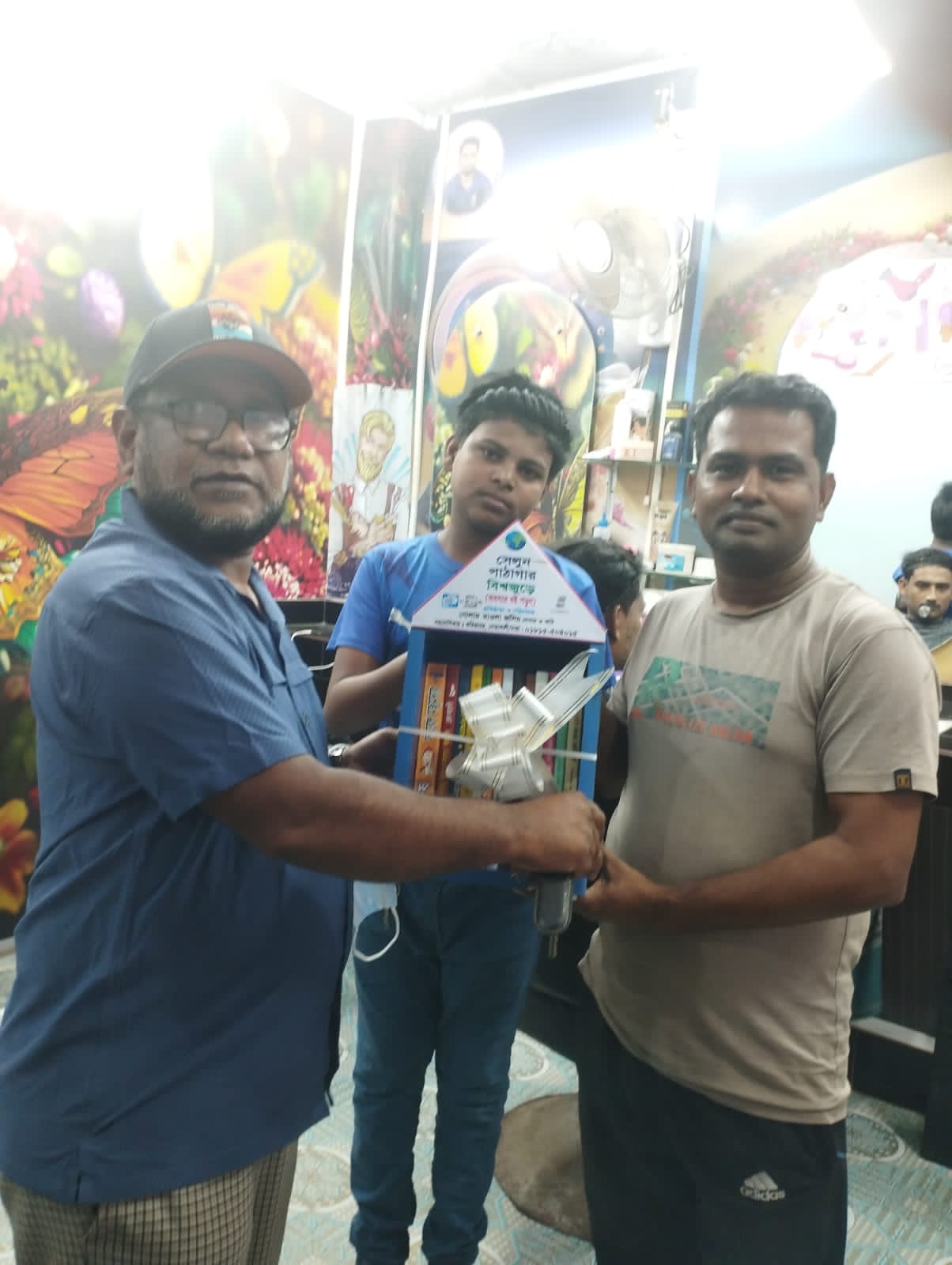 জাতীয় বিপ্লব ও সংহতি দিবসে সেলুন পাঠাগার বিশ্বজুড়ে স্থাপন