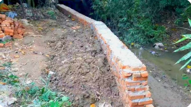 হাটহাজারীতে ছড়া দখল করে দোকান নির্মাণ