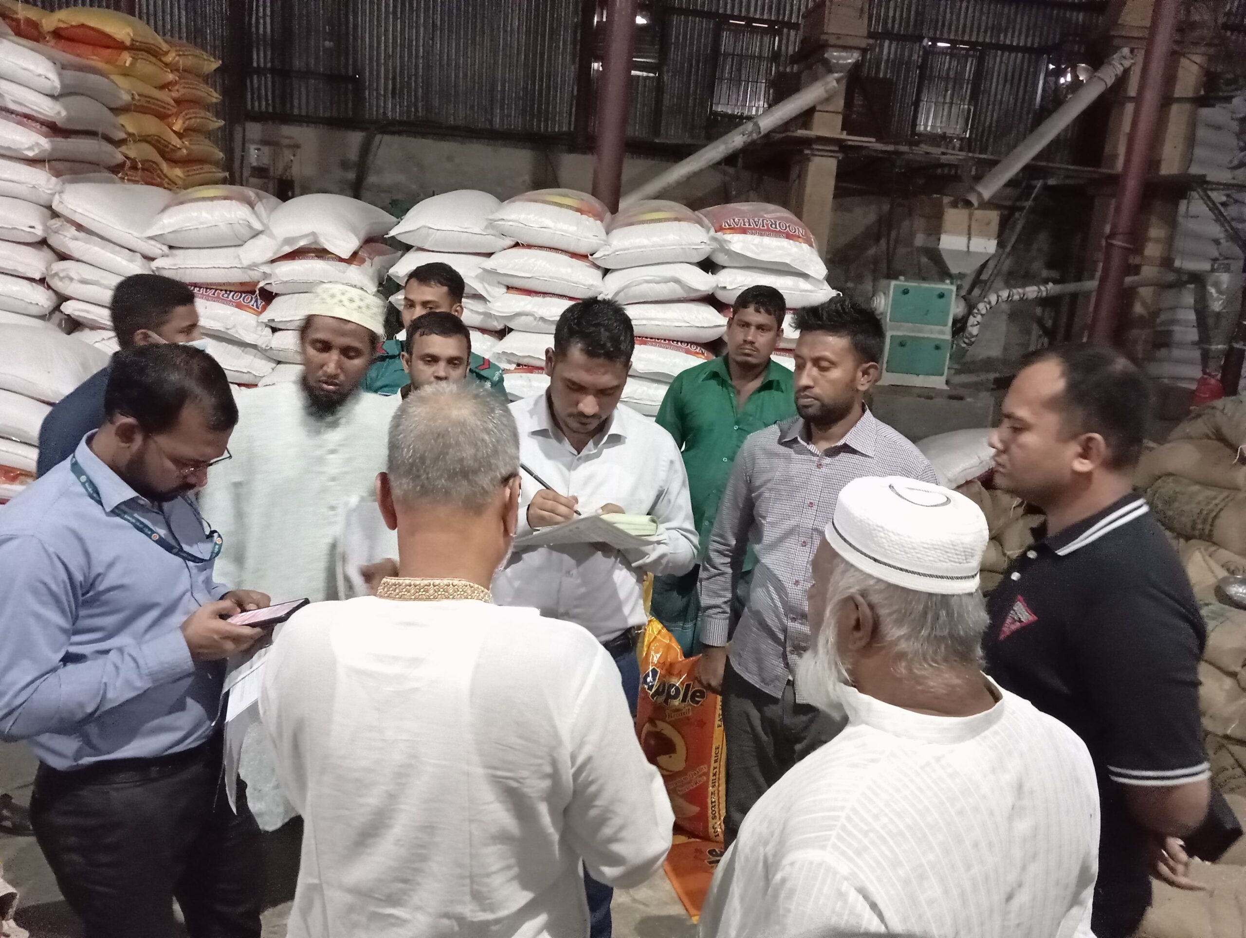 রেশনের চাল ব্রান্ডের বস্তায় মোড়কজাত করে বিক্রি করতো খাজা ভান্ডার