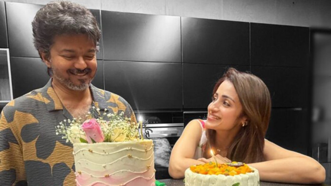 বিজয়কে ছেড়ে যাননি তৃষা!
