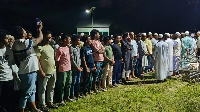 পাশাপাশি কবরে শায়িত মা ও তিন মেয়ে, দোয়া চাইলেন ছেলে