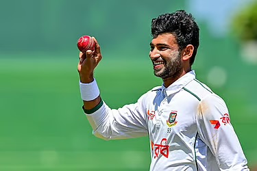 জাতীয় দলের ক্রিকেটার নাঈমকে পিটিয়ে থানায় নিল পুলিশ, এসআইসহ তিনজন প্রত্যাহার