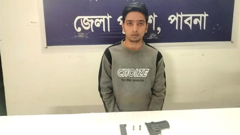 অস্ত্র উঁচিয়ে যুবদল নেতার ঘরে গুলি করা এই যুবক কে?