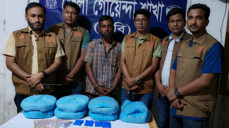 নোয়াখালীতে ইয়াবা ও গাঁজাসহ মাদক কারবারি গ্রেপ্তার